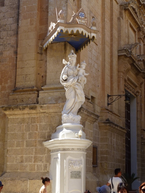 Statue, complete with awning at Mdina